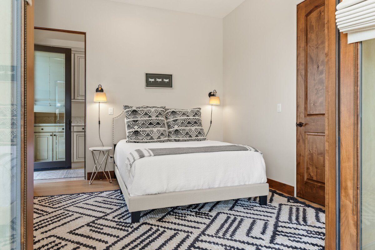 Via de la Sky Ranch | Sprawling Tuscan Villa gallery image 3
