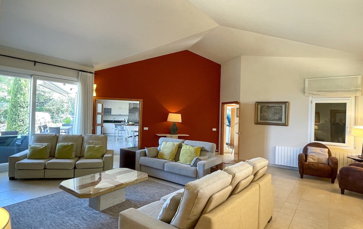 *Private Villa with Sea Views gallery image 4