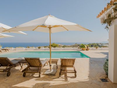 Sea views- salt-water pool- gym- BBQ- home cinema