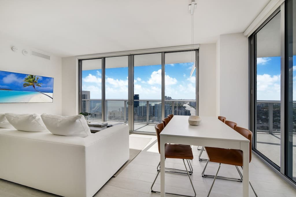 Luxury Corner Apartment in Hollywood Beach gallery image 3