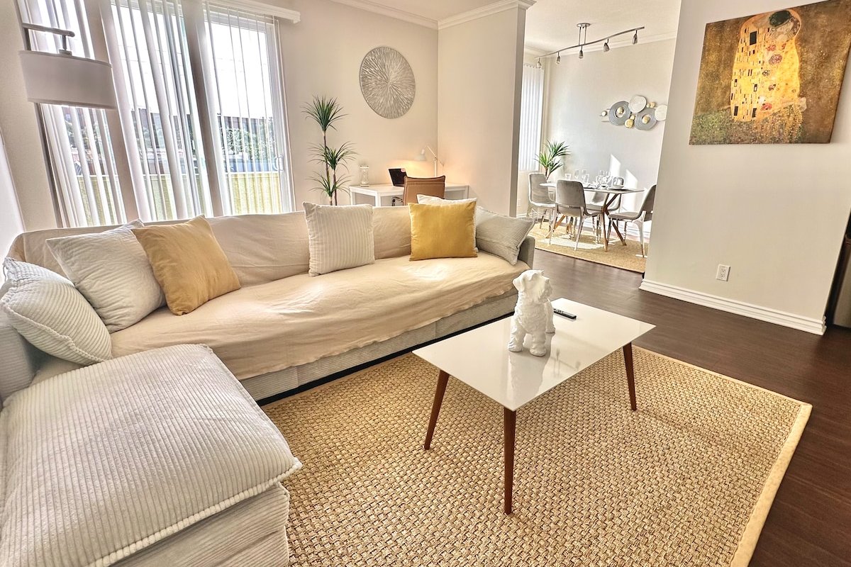 Beverly Deluxe | 2 bed&2 bath| Parking, Gym & Pool gallery image 2