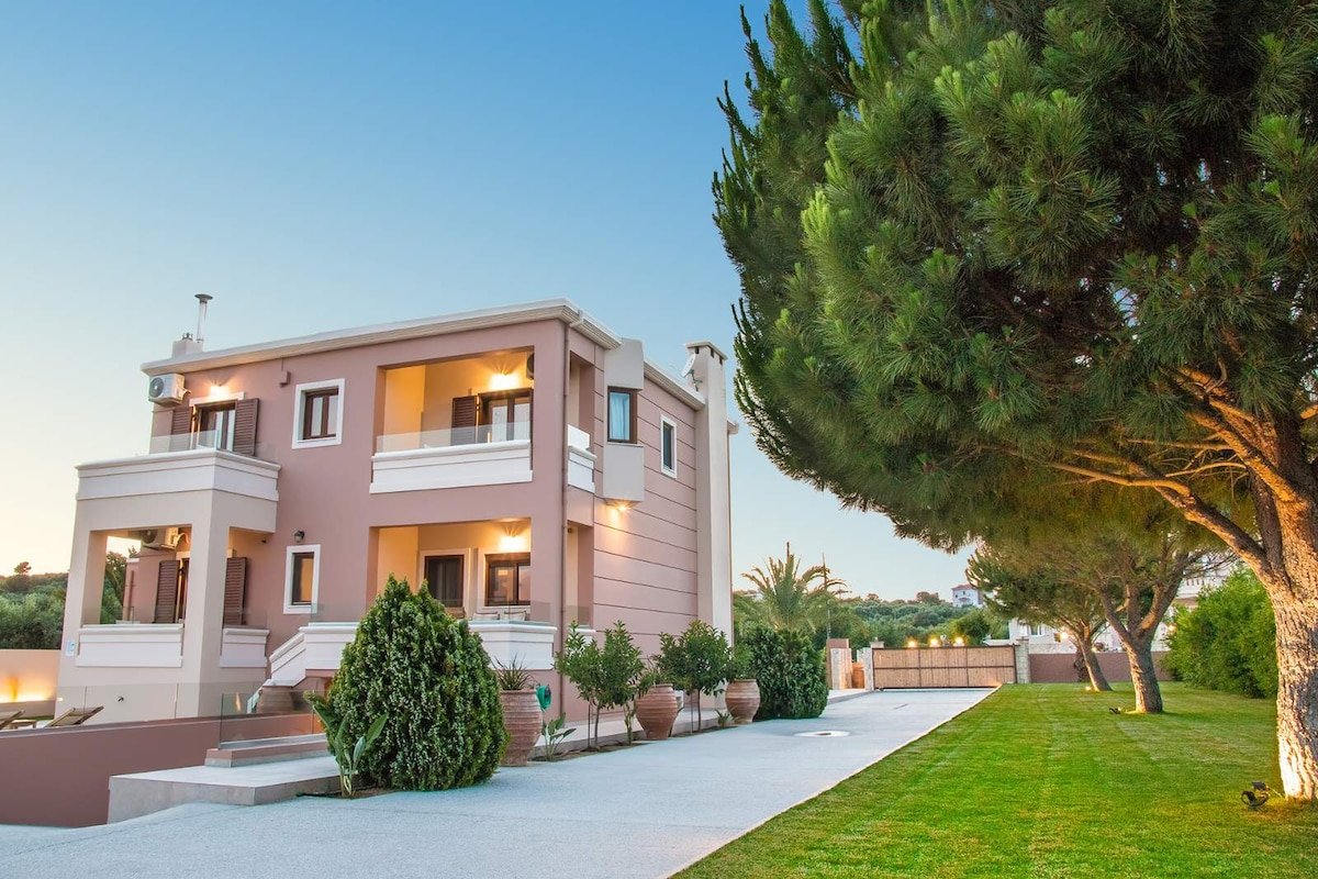 Private Heated pool*Close to the Beach*BBQ & Wifi gallery image 4