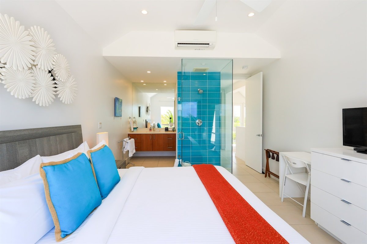 Edge of Paradise: Luxury Villa w/Pool by the Beach gallery image 3