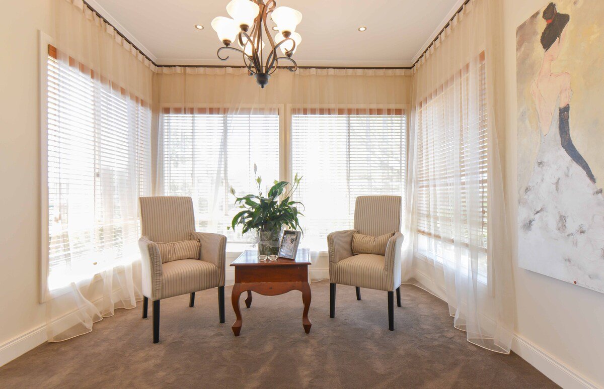 Brighton Mansion with Pool sleeps 8 gallery image 4