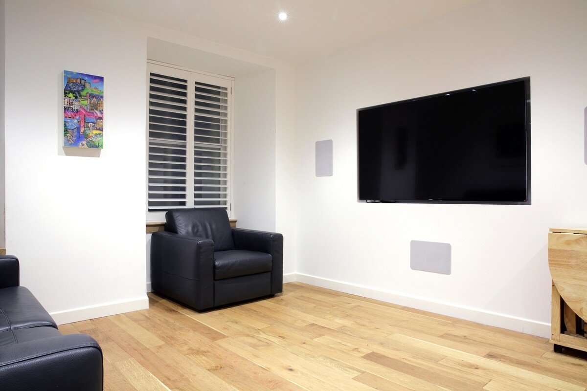 3 BED CENTRAL LUXURY WITH JACUZZI gallery image 3