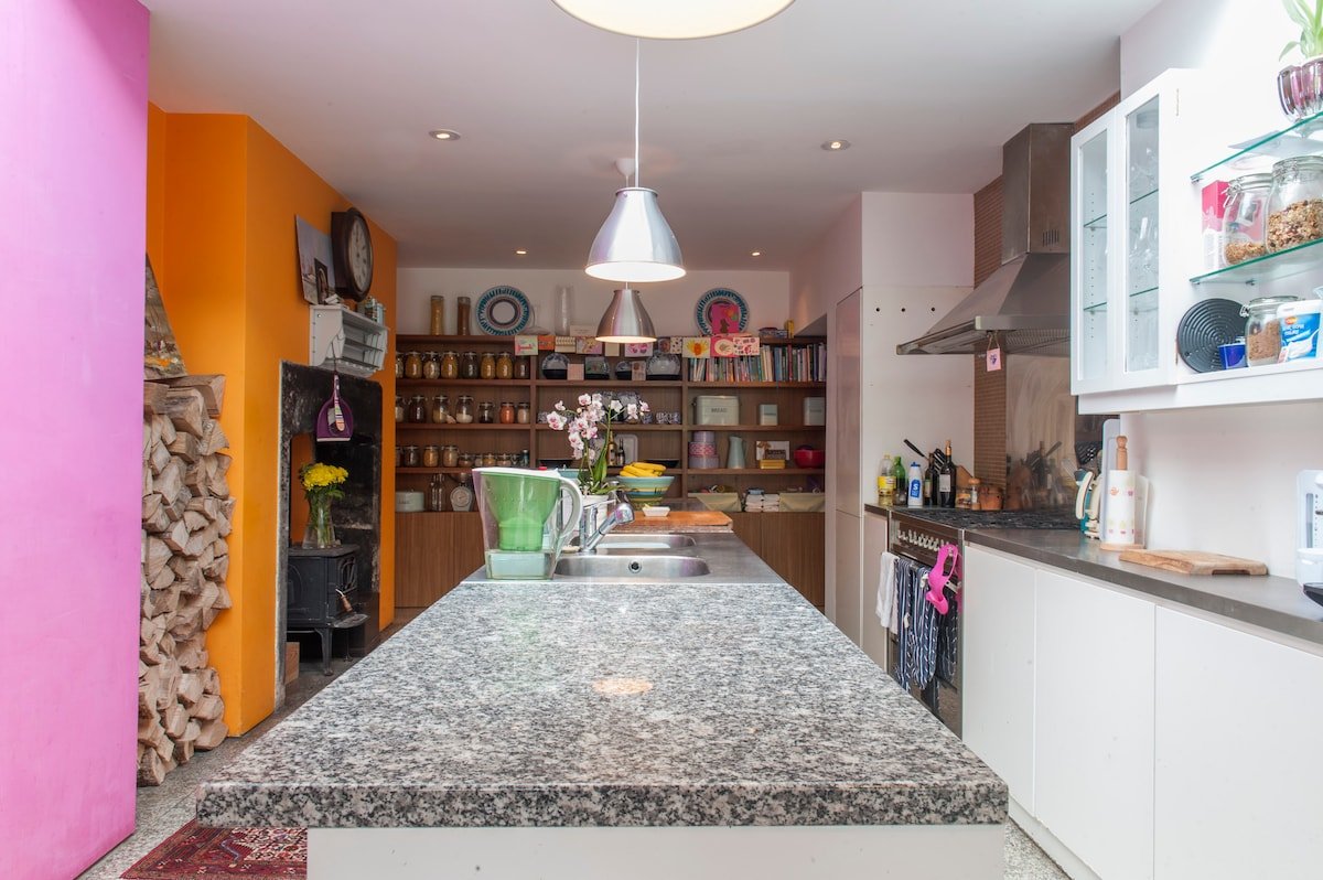 Victorian Fully Renovated 5 Bedroom House gallery image 3