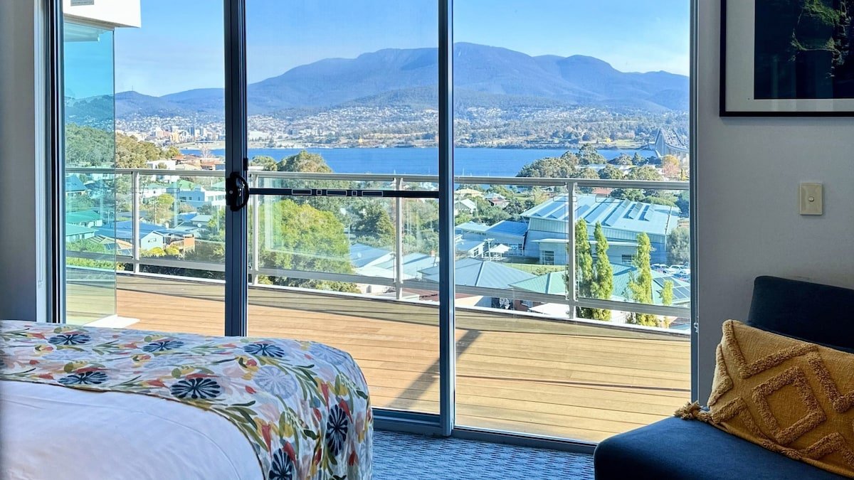 Spacious 4BR Home: Amazing Views, Ideal for Groups gallery image 5