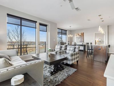 Luxurious Downtown Corner 2 bd 2bth-#220