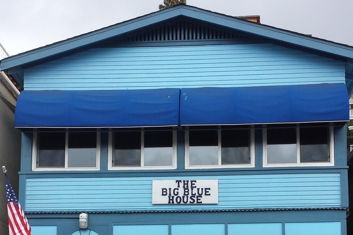 Big Blue House- Steps from the Beach
