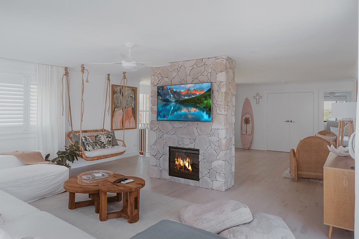 Beachside family home with pool! gallery image 3