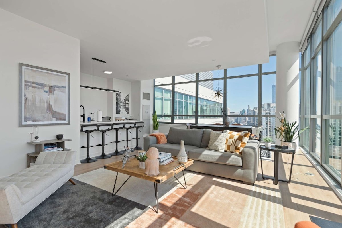 Spacious Penthouse Trio + Skyline Views for Groups gallery image 2