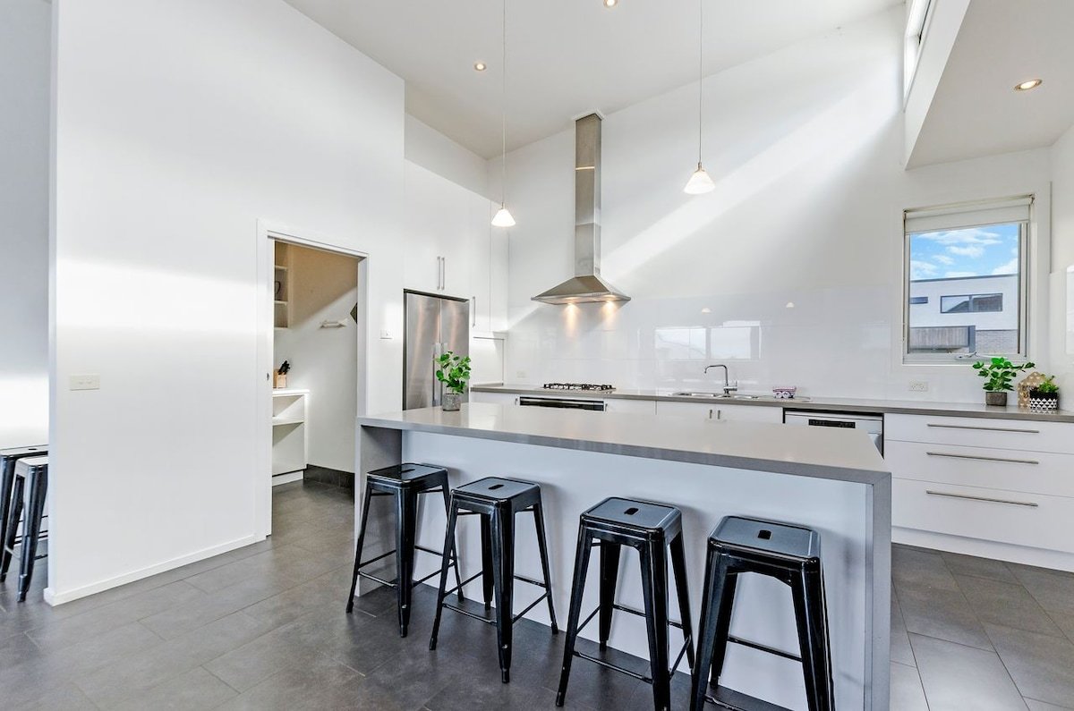 Imagine, South Beach Home gallery image 4