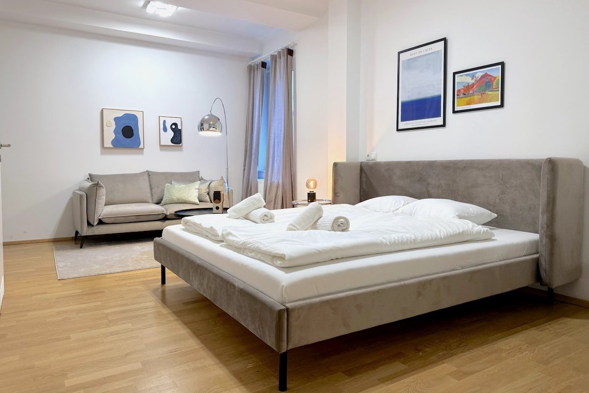 Downtown Opera | Contemporary living gallery image 3