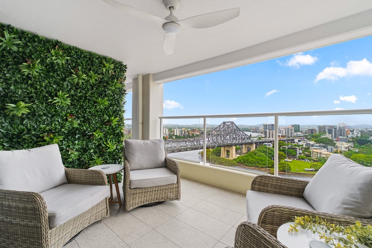 Stunning! 2Bed, 1Bath, 1Car, VIEWS ~ CBD gallery image 3