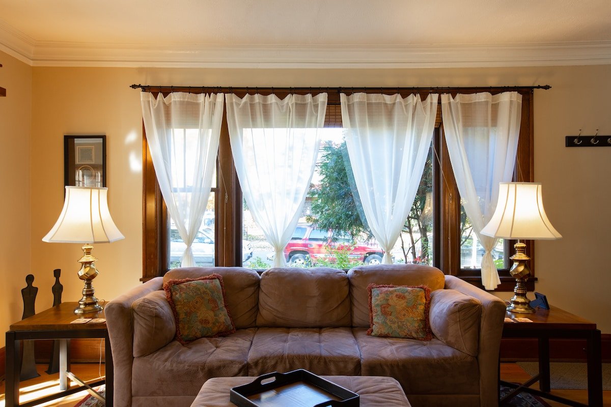 Fabulous Uptown 7BR, 2BA Location, Location! gallery image 4