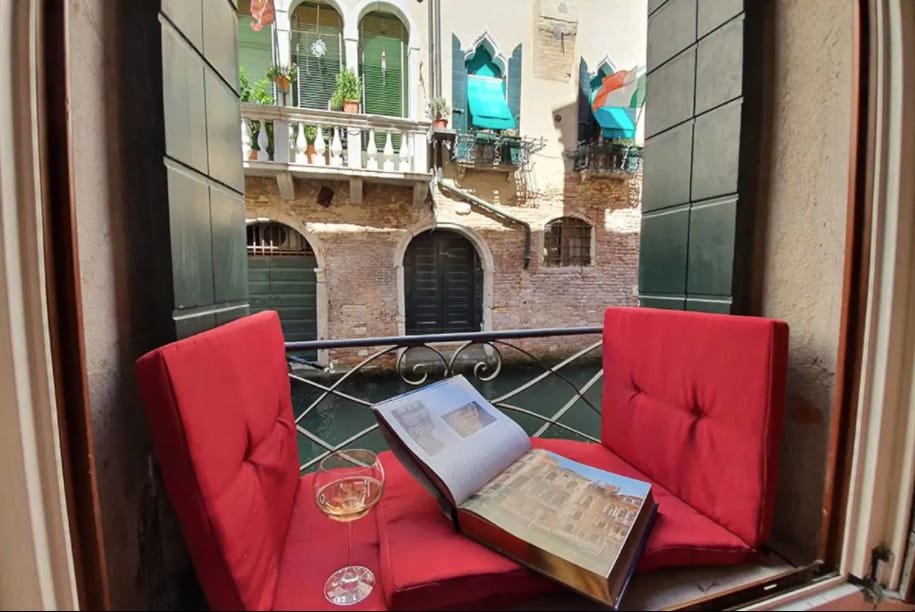 Relaxing canal View 2 bedrooms 2 bathrooms, patio gallery image 4