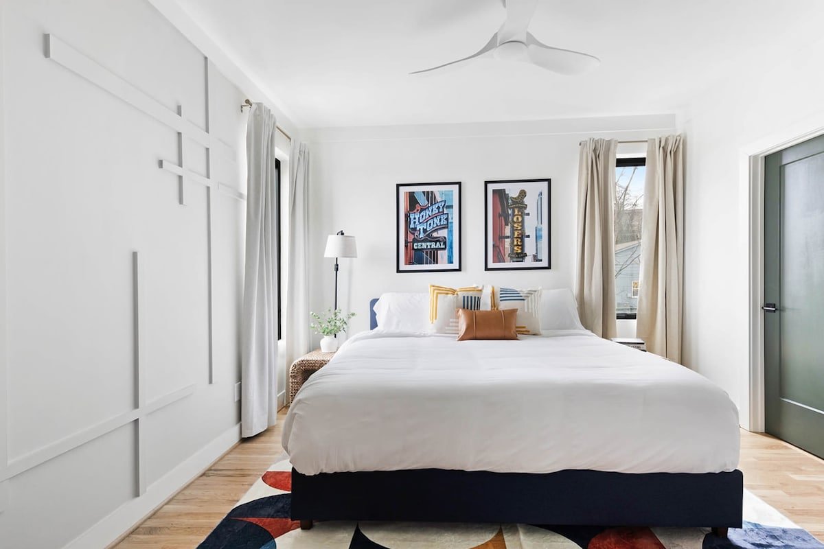 The Duet – Rooftop Lounge + 1.5 miles to Broadway. gallery image 4