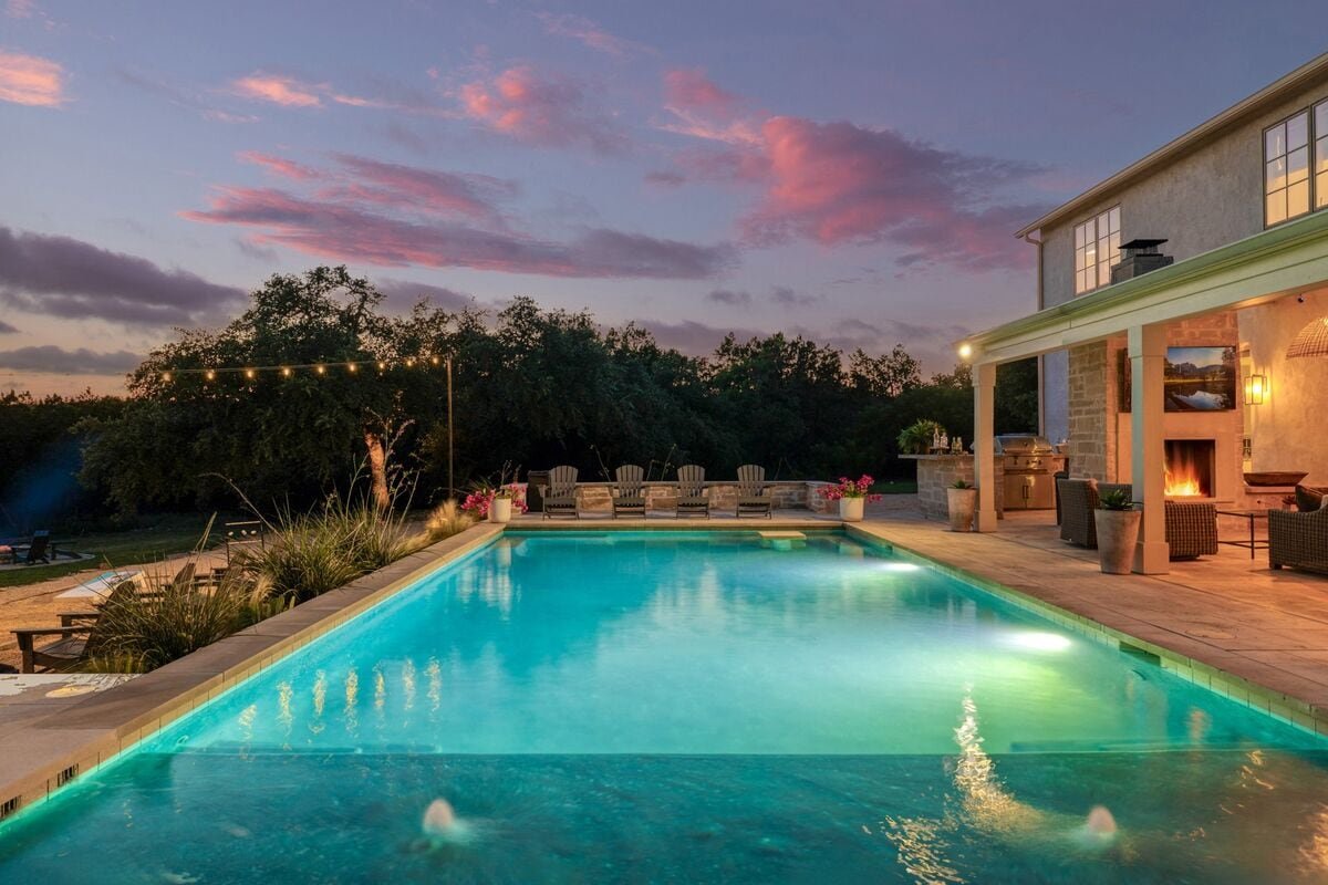 Private| Pool | Hot Tub| Fire Pit |Close to Downtn gallery image 5