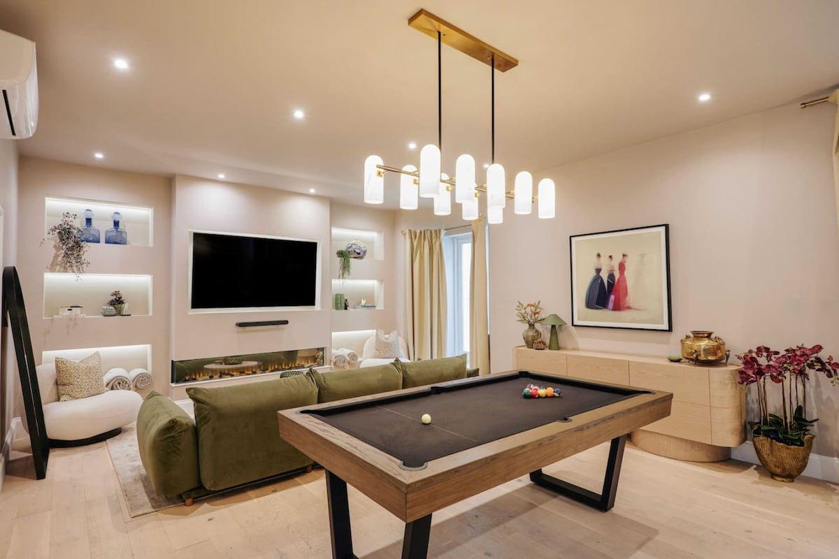 Beautiful Fulham Townhouse with Games Room & Bar gallery image 3