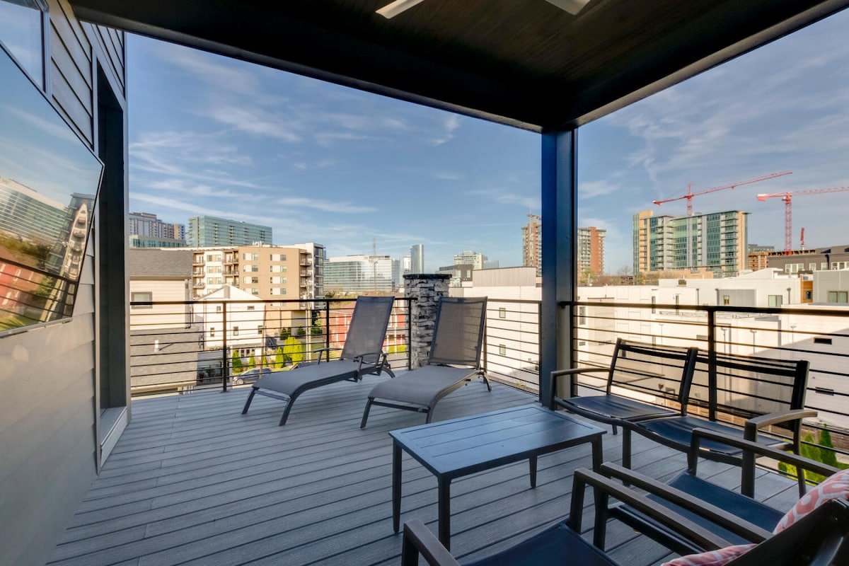 Spacious Gulch Mansion | Super Skyline Views gallery image 5