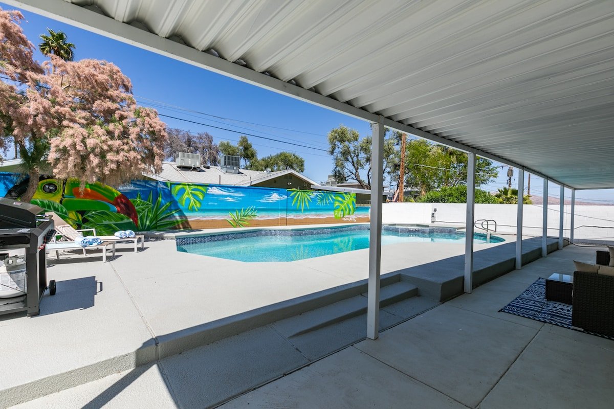 Gorgeous 6 Bed Oasis w/ Pool! 3 Mins to the Strip! gallery image 2