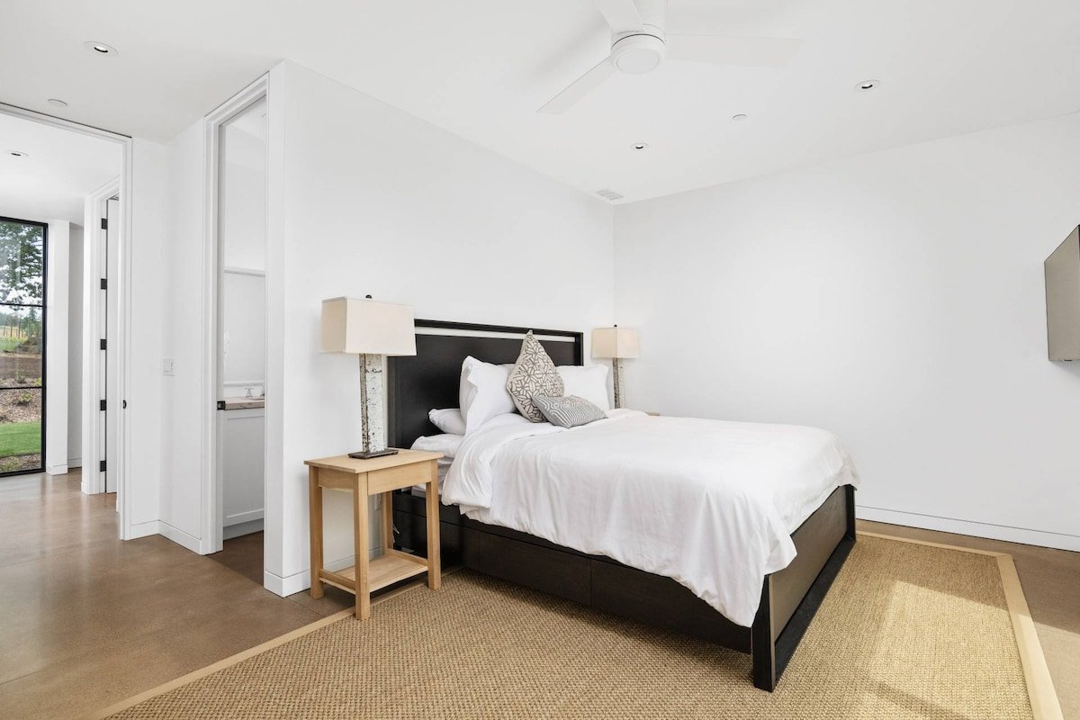 Heavenly Private Vineyard Escape, Pool & Hot Tub gallery image 3