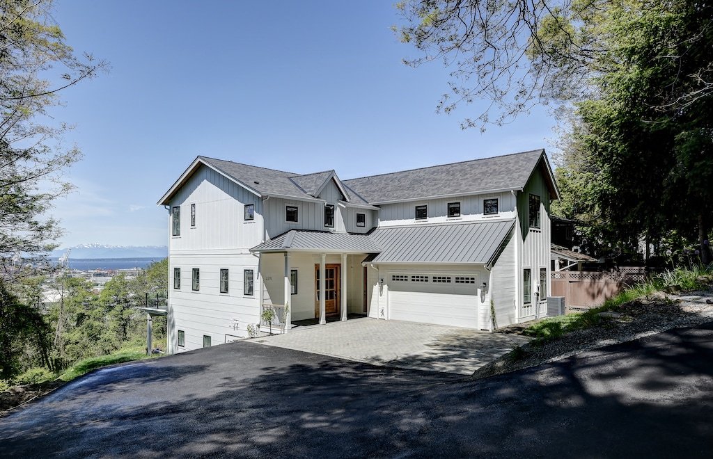 Stylish Seattle farmhouse – Bonus suite + views gallery image 4