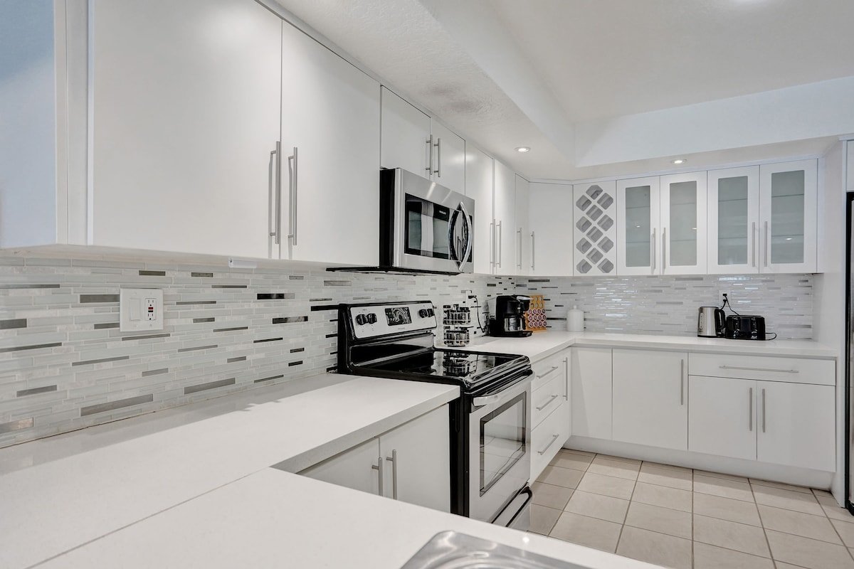 Spacious Villa w/ Heated Pool Trampoline BBQ Games gallery image 5