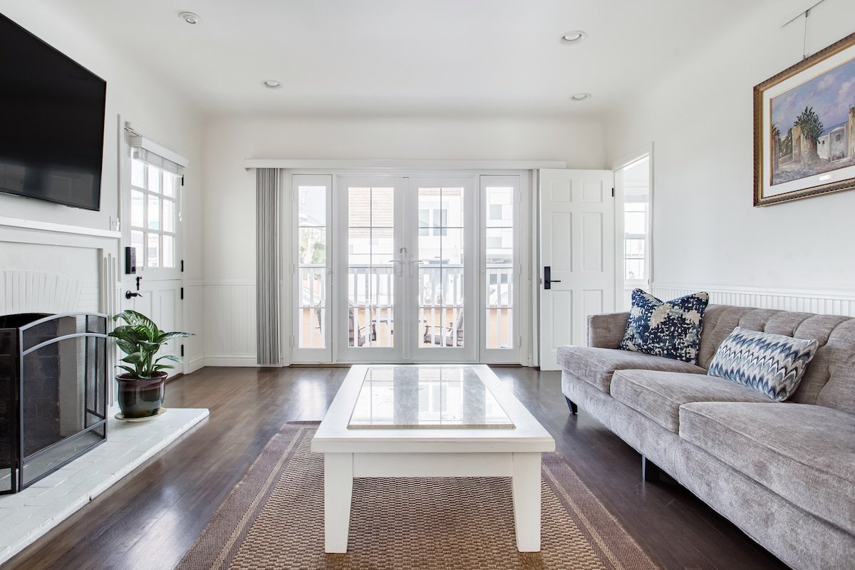 Classic Bungalow Half a Block from the Sand at Hermosa Beach gallery image 3