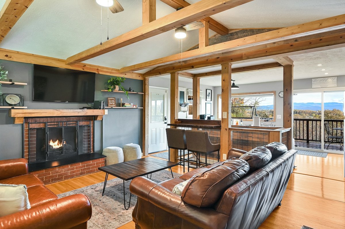 Spectacular Views! Convenient-Fenced Yard-Hot Tub gallery image 2