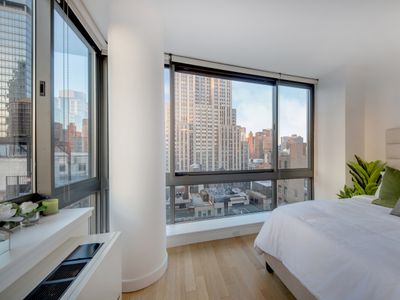 Luxury Skyscraper 2 BR—City Views—24 HR Doorman