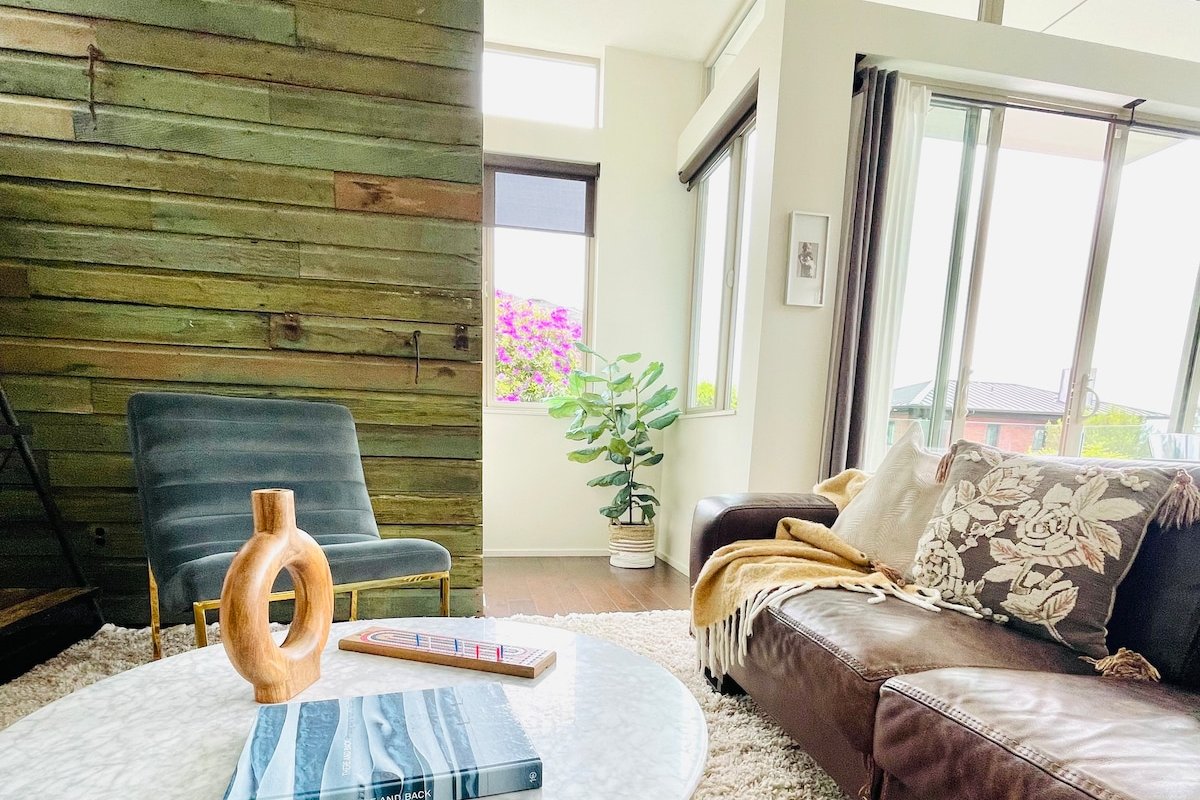 Luxe Mod City Home +Hot Tub+Parking+AC+Bag storage gallery image 3