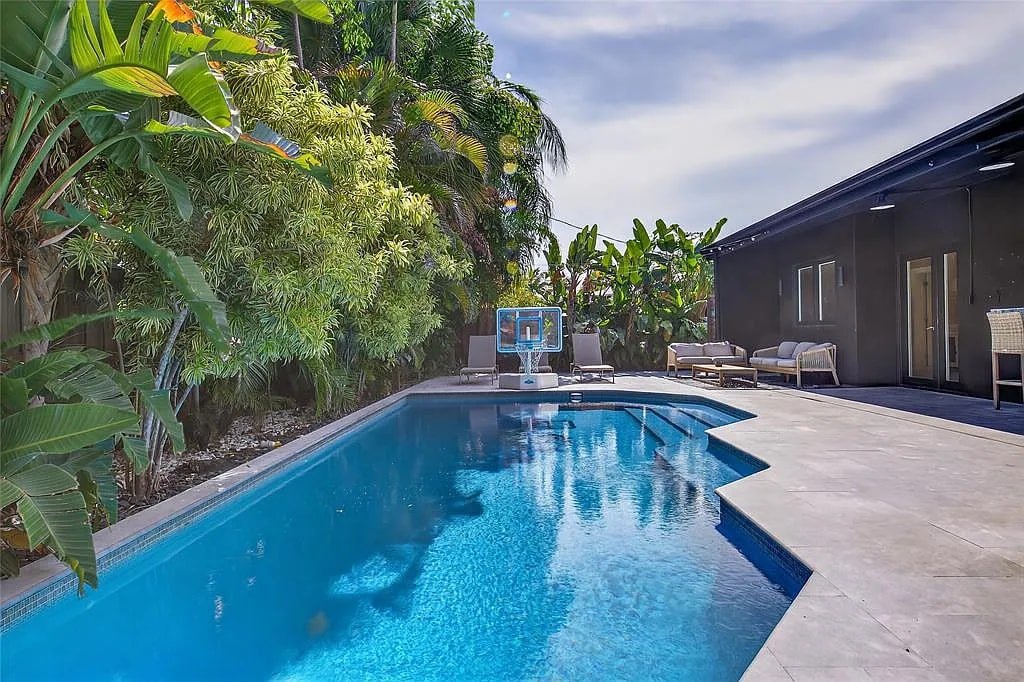 Harbor Inlet Beach Home! Walkable to Beach! Pool! gallery image 3