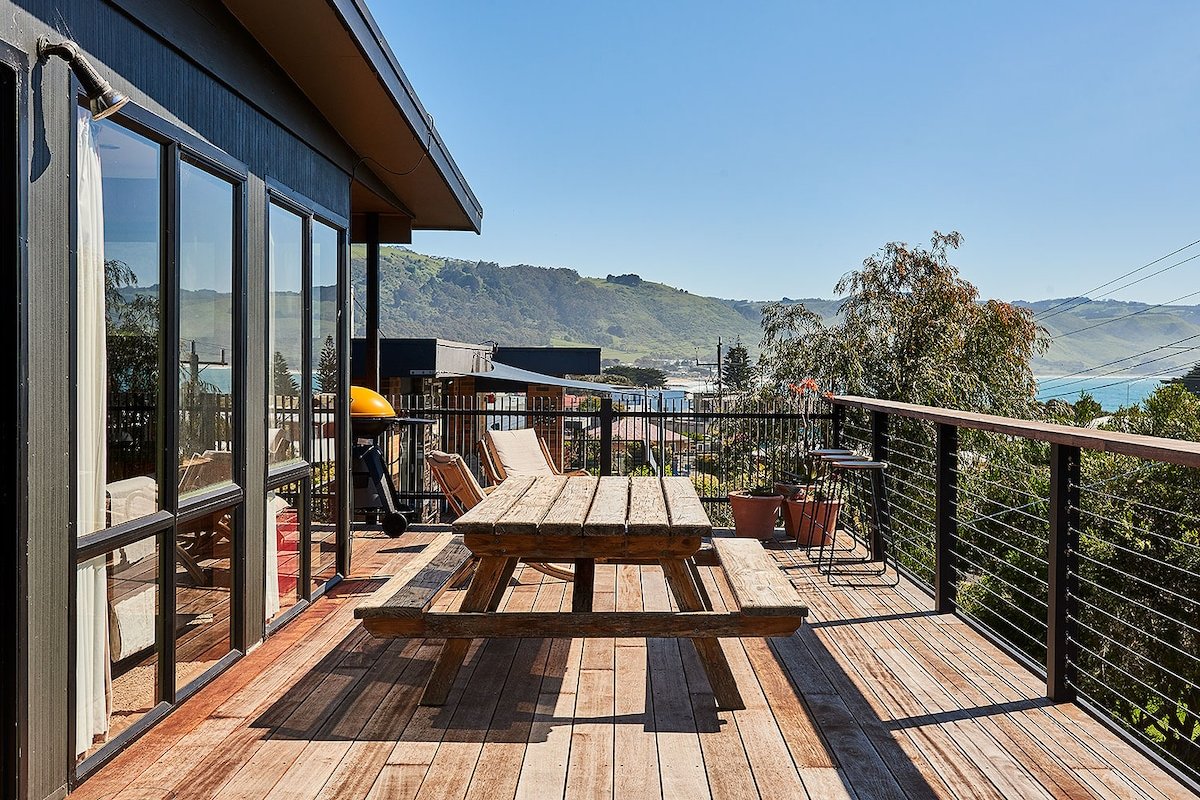 The Lobsterpot Beach House – views + walk to shops gallery image 2