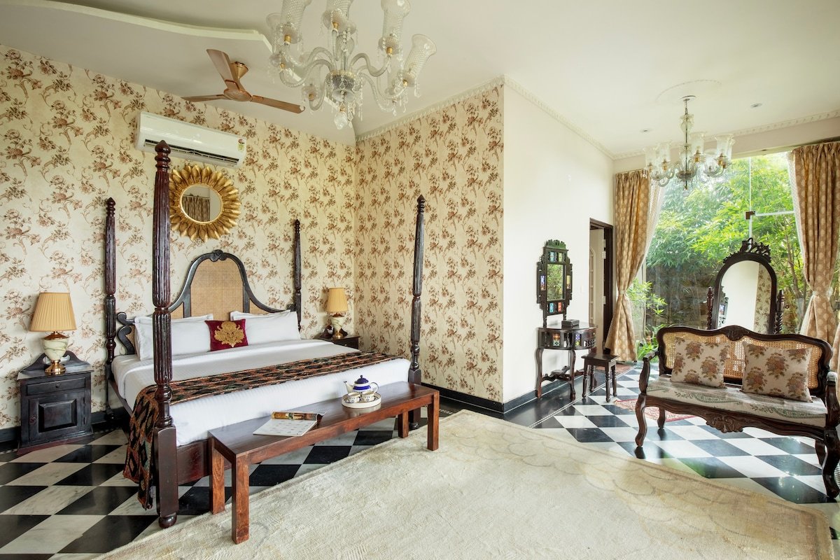 Heritage-style Mansion with a Jacuzzi and Pool gallery image 2