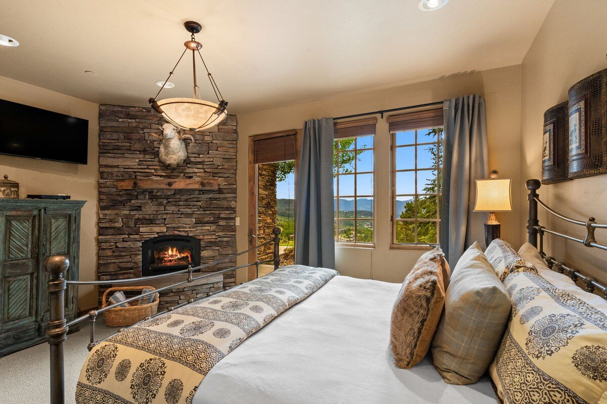 *New to Market* Beautiful 4 Bedroom Ski In/Out Big gallery image 4