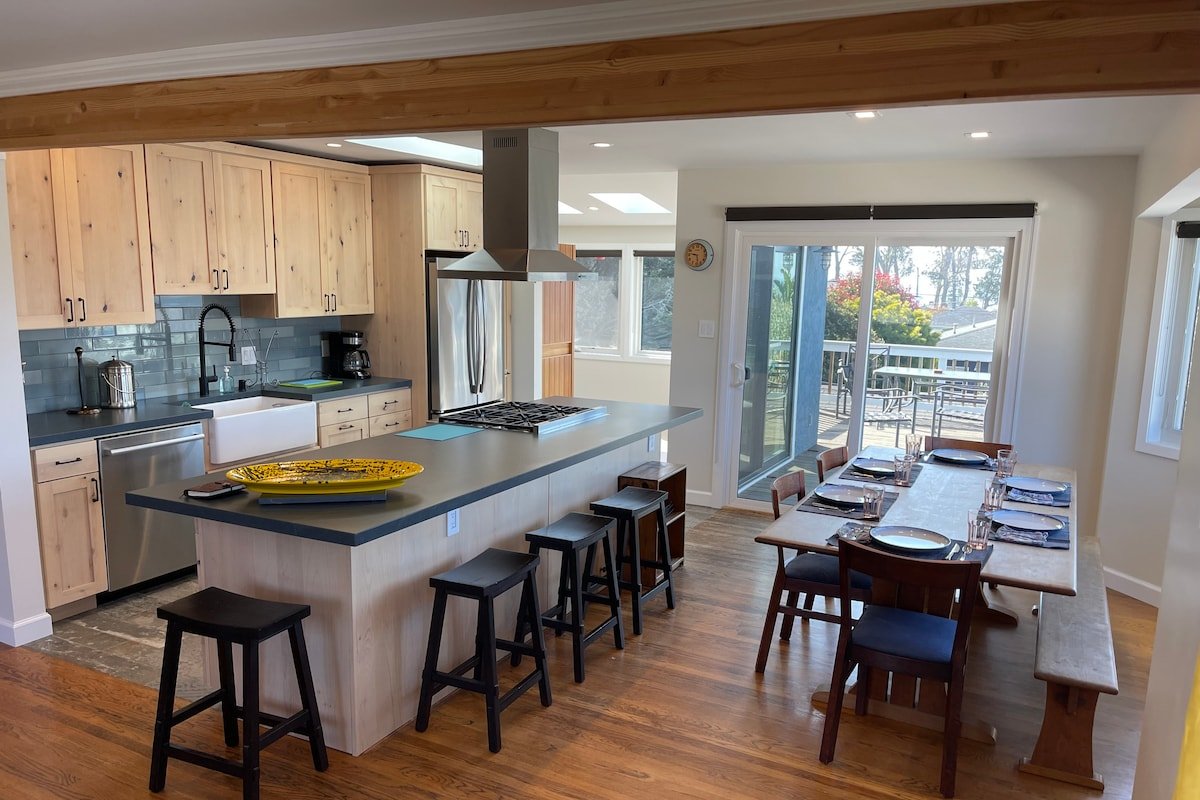 Beautiful Seaside Retreat. gallery image 2