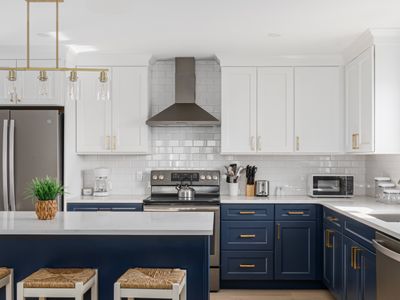 Spacious home located 1 mile from Newport Beaches