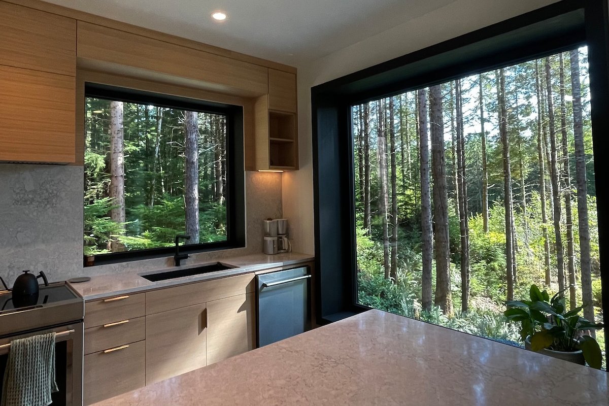 Shelter Jordan River | Modern 3bd Forest View Home gallery image 3