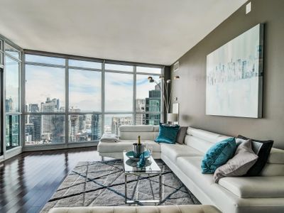 Bird’s Eye View Polished Penthouse Free Parking!