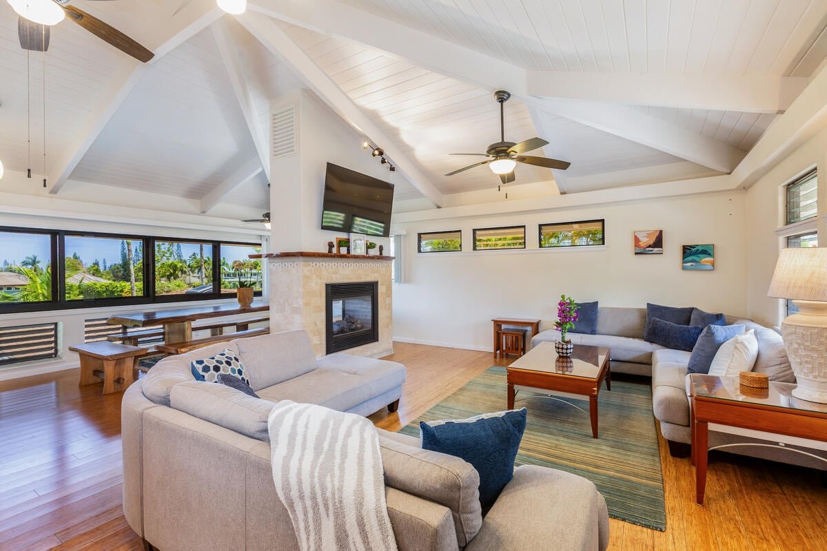 Gorgeous 5BD 4BA Luxury Home with Pool & Hot Tub! gallery image 5