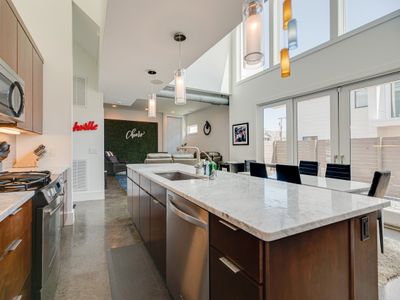 Dtown/Rooftop Hottub/Music Row/20ft ceiling/Gulch!