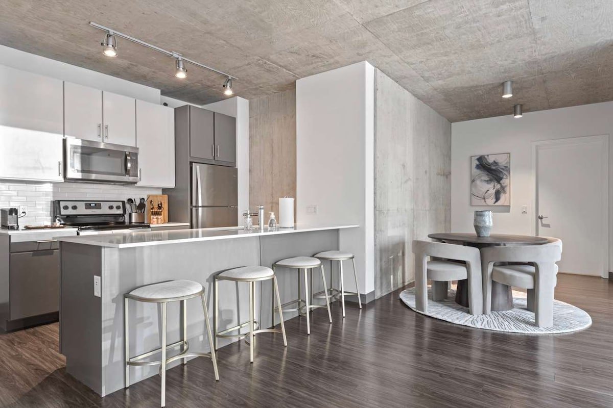 2BR Apt: Stunning Views, Steps to Michigan Avenue gallery image 3