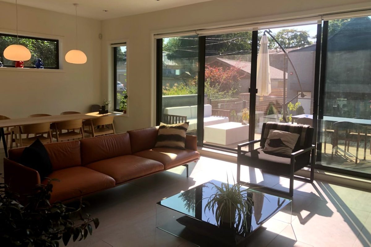 Central 6 Room Contemporary Home gallery image 3