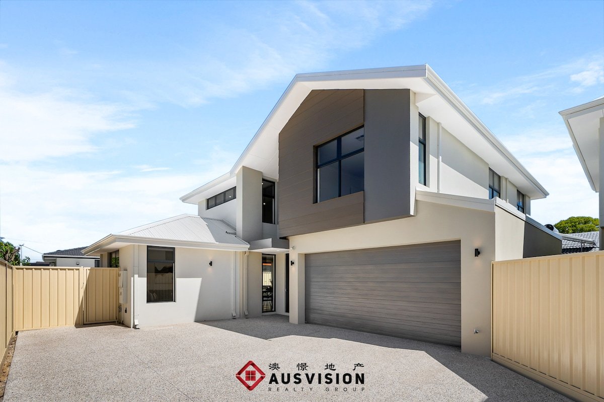 Central Brand-New Executive 2-Storey, 2-Kitchen gallery image 2