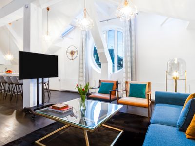 Serene City Center Oasis | Lux Design, ♛Royal Beds