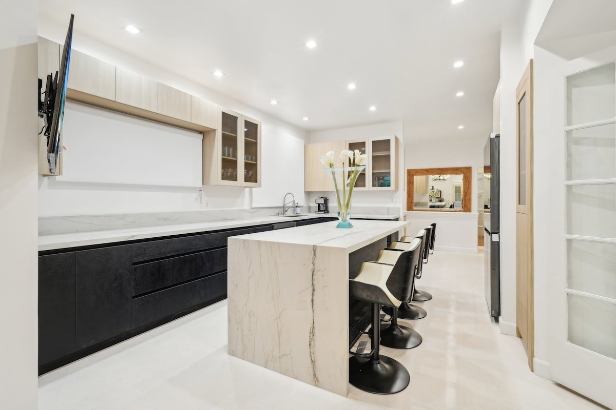 Walk To Rodeo Dr! 3000 Sqft! EntireTop Floor. Luxe gallery image 3