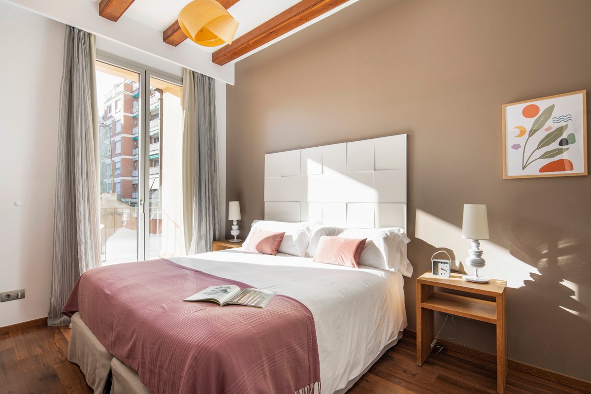 Elegant, recently renovated, trendy Bcn area