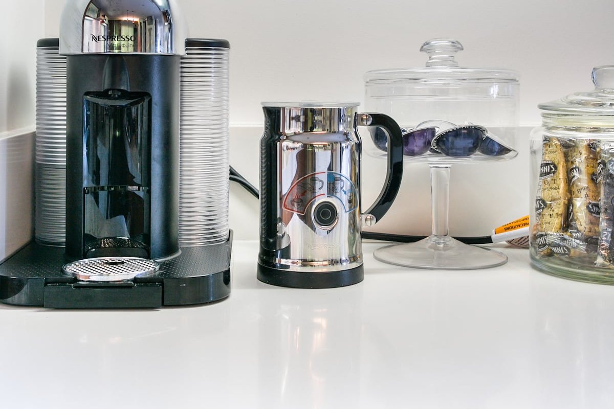 Stunning Hollywood Hills Designer Estate with City Views gallery image 4