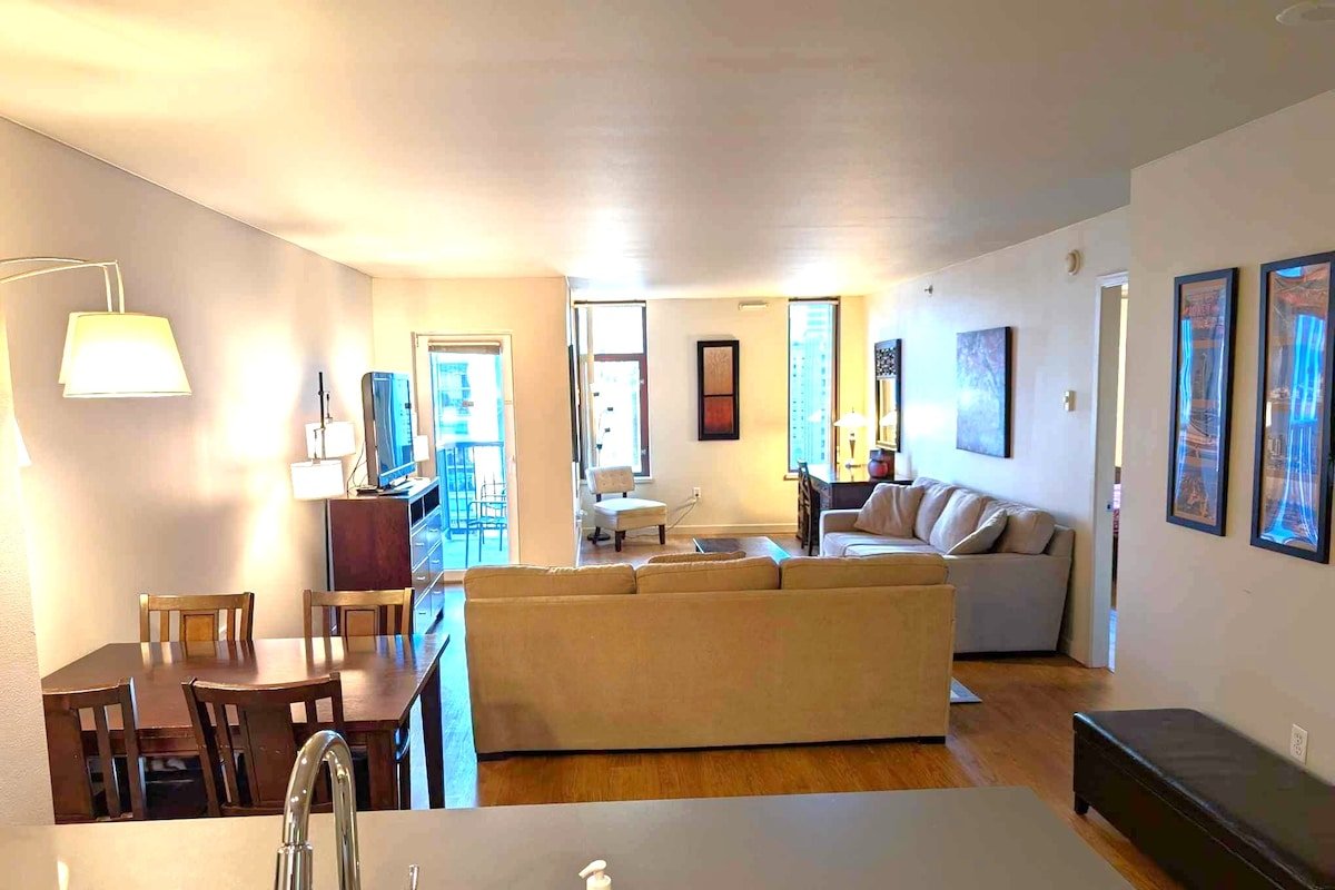 2-bdrm + den (sleeps 8, 6 ad max) at Harbor Steps! gallery image 5